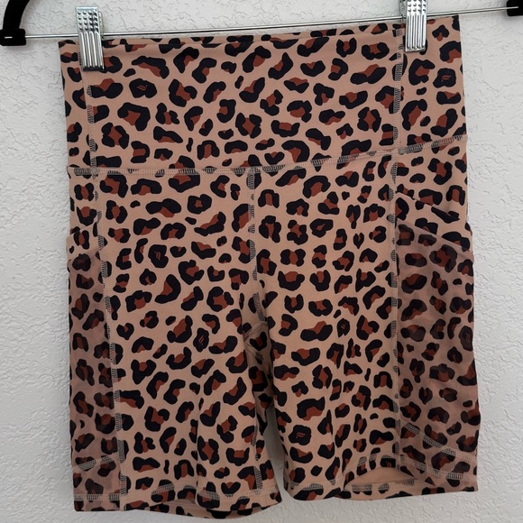 On-The-Go PowerHold® High-Waisted 6'' Short Cheetah - Picture 4 of 6